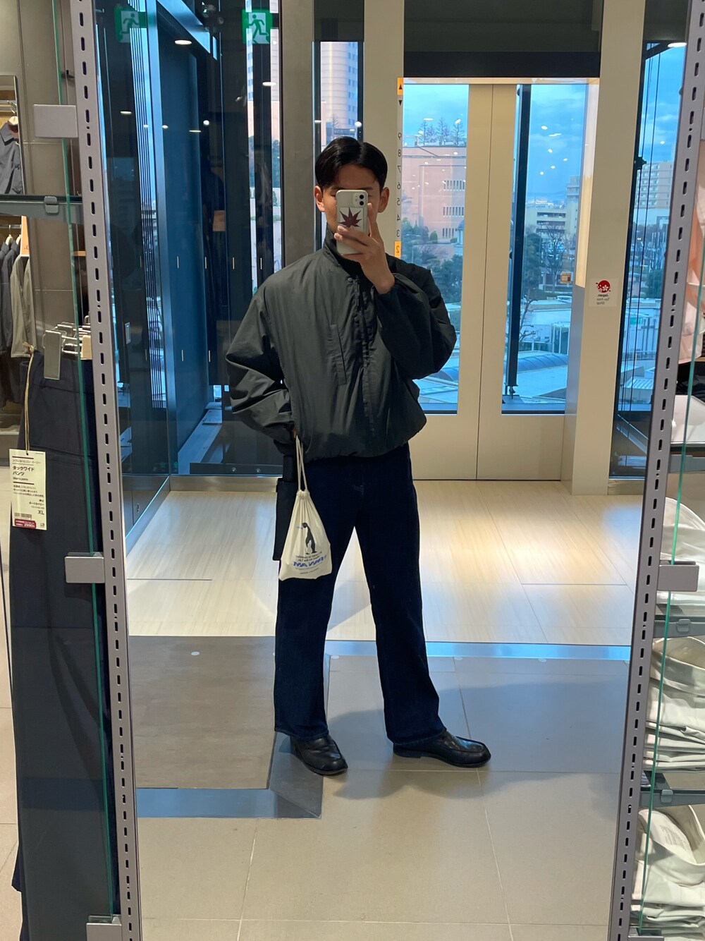 「デニム、ユニクロ、ローファー、シンフルコーデ、UNIQLO、UNIQLO U、冬コーデ」｜「UNIQLOのアイテム（ジャケット/アウター、グレー系）」を使った、mさん（メンズ・170cm）の冬コーディネートの1枚目の写真