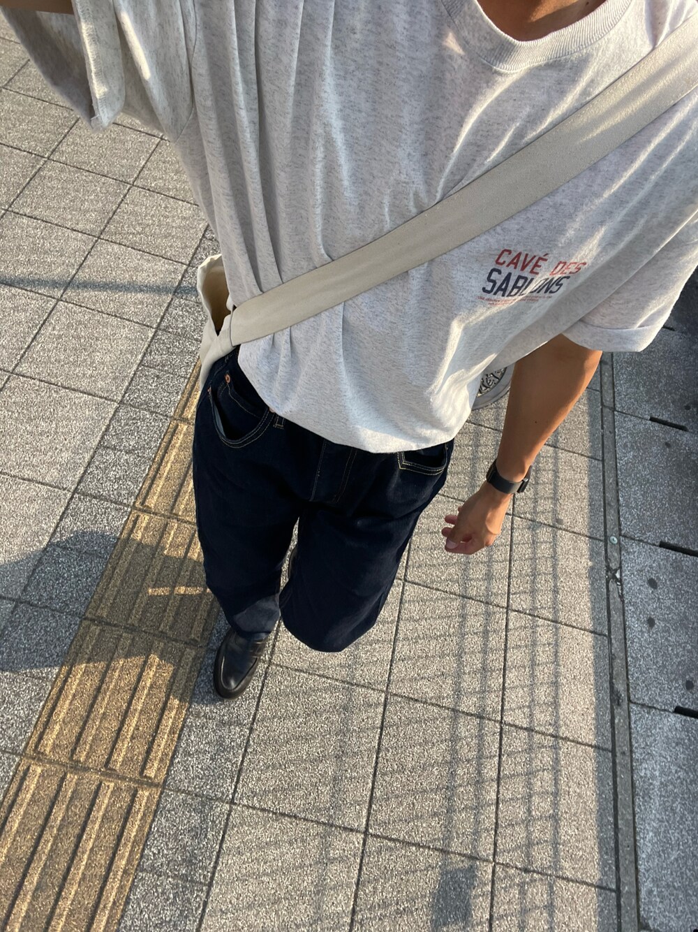 「デニム、リーバイス、シンプルコーデ、ローファー、アメカジ、Levi's、夏コーデ、オトナカジュアル、今日のコーデ、Tシャツ×デニム」｜「Levi'sのアイテム（デニムパンツ、ブルー系）」を使った、mさん（メンズ・170cm）の夏コーディネートの1枚目の写真