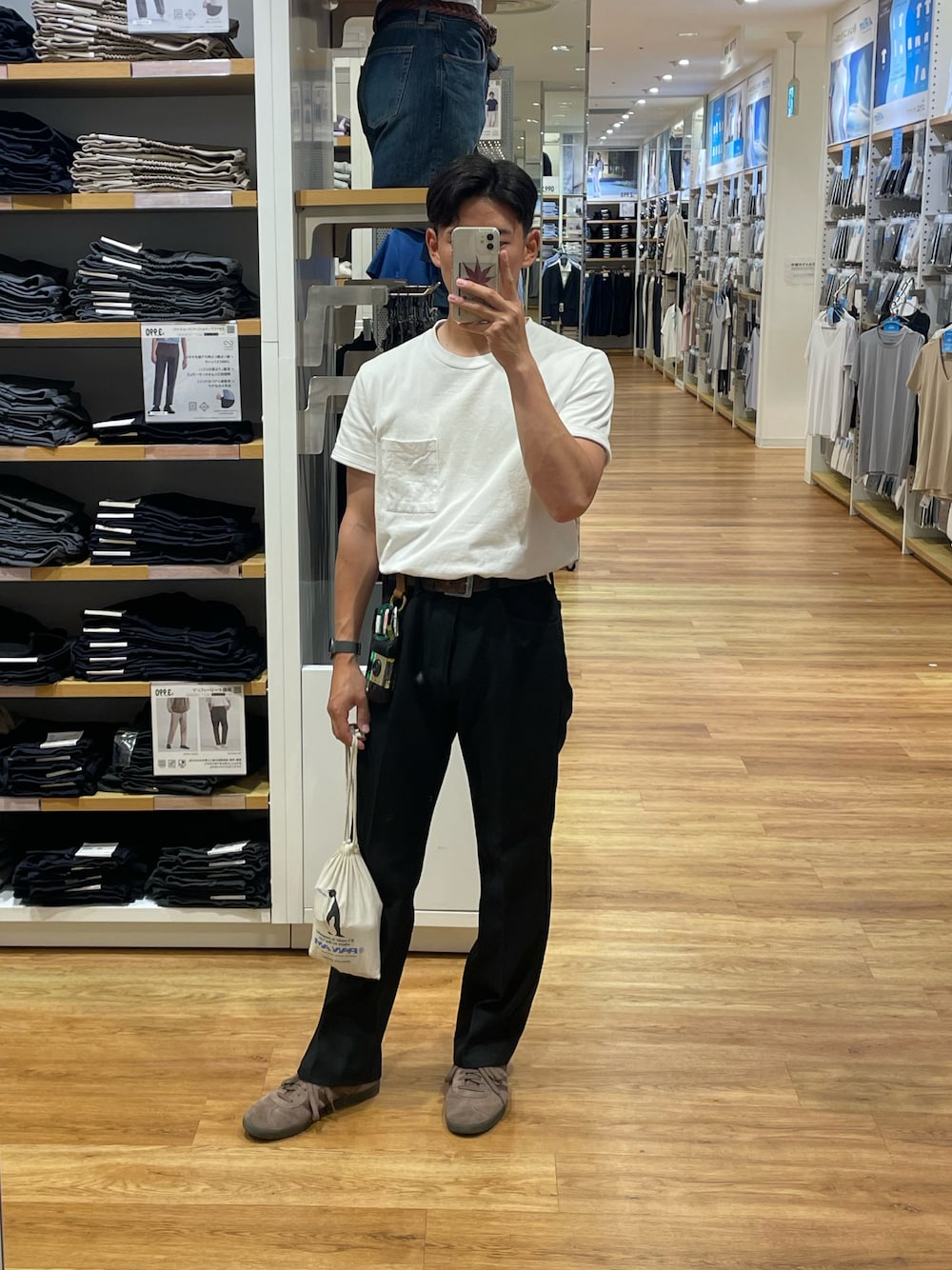 「シンプルコーデ、大人コーデ、アディダス、スニーカー、ラングラー、スラックス、adidas、Wrangler」｜「WAREHOUSEのアイテム（Tシャツ/カットソー、ホワイト系）」を使った、mさん（メンズ・170cm）の夏コーディネートの1枚目の写真