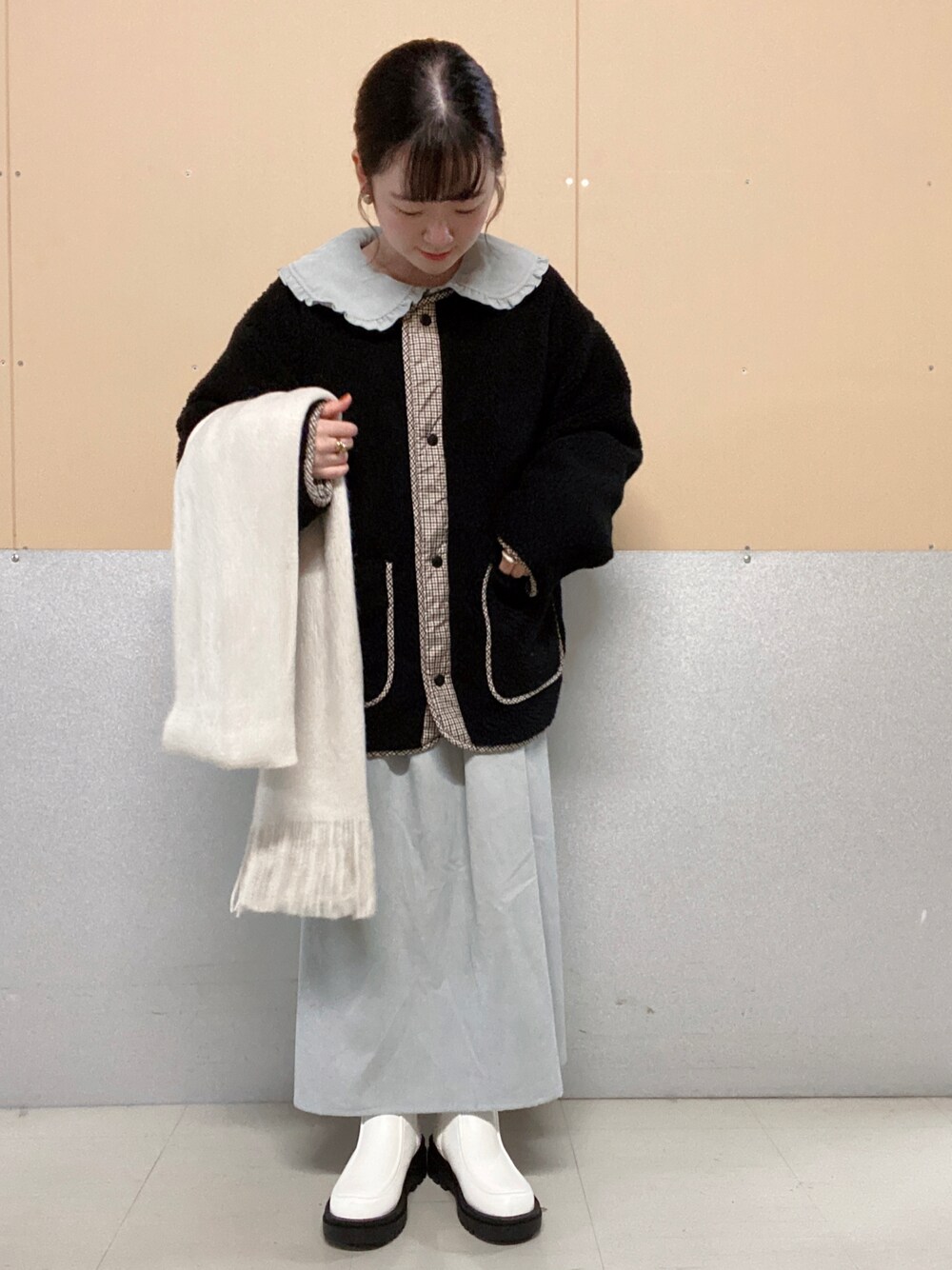 「服とコスメでなりたい自分に、休日スタイル、冬コーデ、ガーリー、ボアブルゾン、リバーシブル、コーデュロイ、ワンピース、ブーツ、ショートブーツ、マフラー、ehka sopo」｜「ehka sopoのボリュームモカブーツ（ブーツ、ホワイト系）」を使った、ゆーさん（レディース・152cm）の冬コーディネートの1枚目の写真