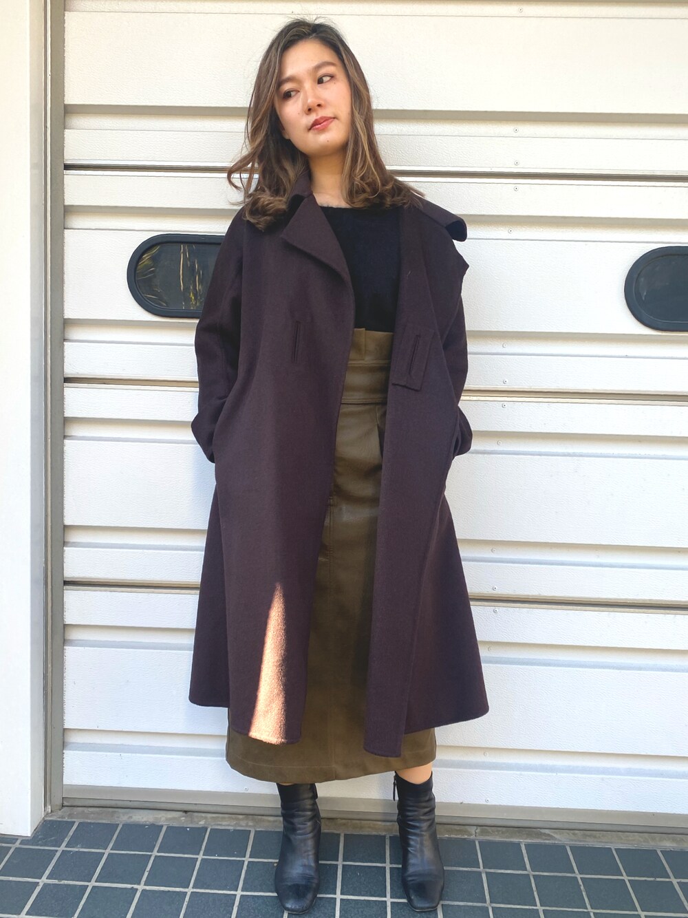 「レザースカート、ロングコート、ユニクロ、SOLOV、プラスJ、ショートブーツ、タックイン、タイトスカート、きれいめカジュアル、モノトーン」｜「solovのアイテム（スカート、グリーン系）」を使った、marikoroiさん（レディース・162cm）の冬コーディネートの1枚目の写真
