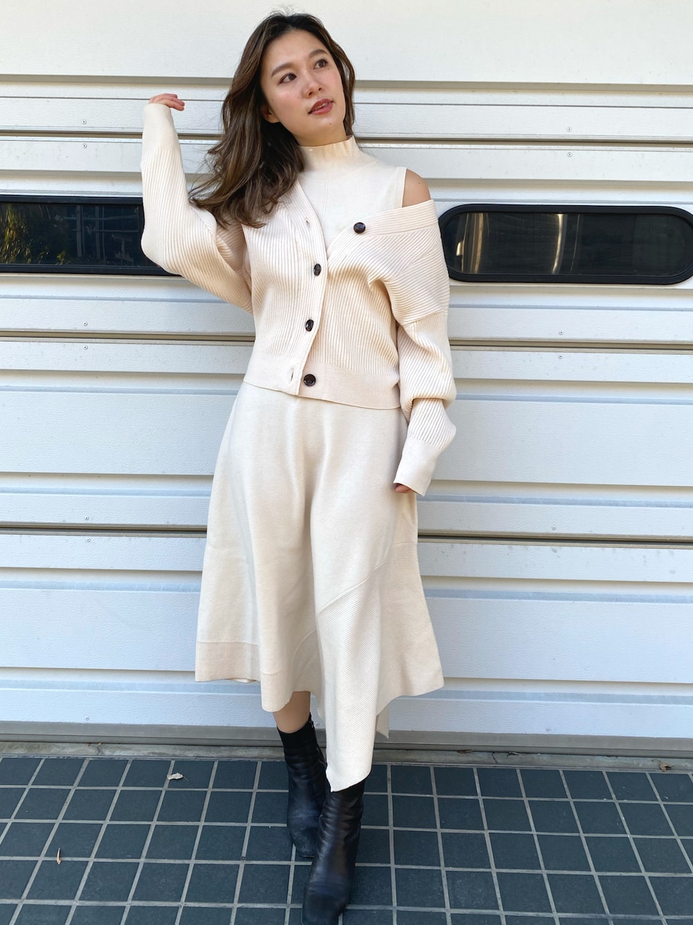 「casafline、クリスマスに着たい服、ホワイトコーデ、FABIO RUSCONI、ニットワンピース、セットアップ、エレガント、レザーブーツ、ショートブーツ、きれいめカジュアル」｜「CASA FLINEのアイテム（ワンピース/ドレス、ホワイト系）」を使った、marikoroiさん（レディース・162cm）の冬コーディネートの1枚目の写真