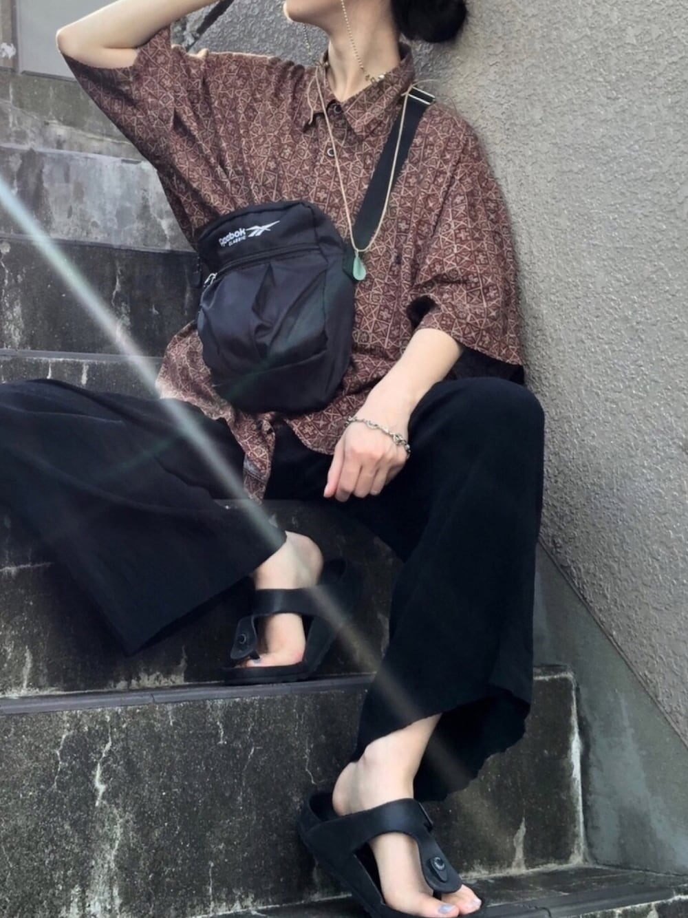 「summer、vintage、メンズライク、夏、柄シャツ、シャツスタイル、古着、古着MIX、古着好きな人と繋がりたい、ゆるコーデ」｜「Reebokのアイテム（ショルダーバッグ、ブラック系）」を使った、コケモモさん（レディース・158cm）の夏コーディネートの1枚目の写真
