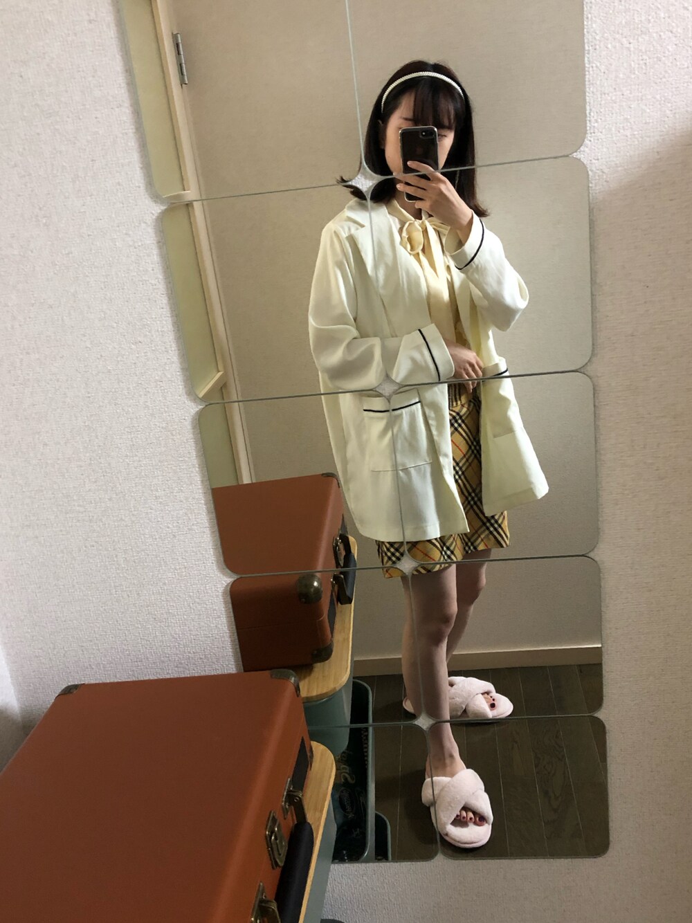 「キレイめ、ガーリー、burberry、ジャケット、ミニスカート、おしゃれさんと繋がりたい」｜「MERLOTの配色パイピングジャケット1571（テーラードジャケット、ホワイト系）」を使った、コケモモさん（レディース・158cm）の秋コーディネートの1枚目の写真