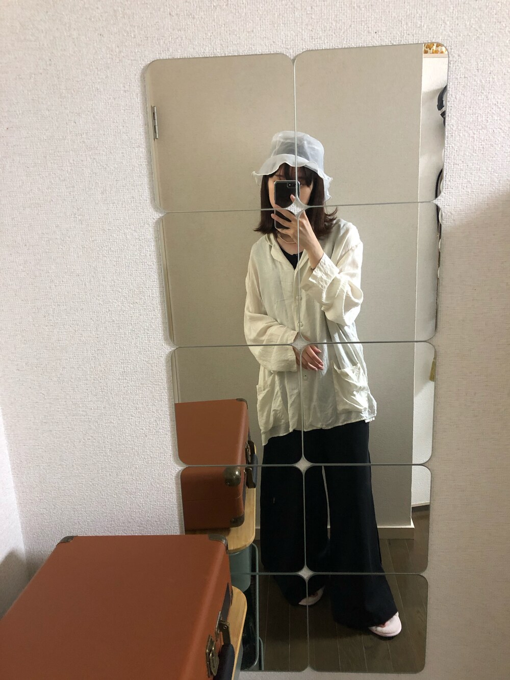 「モノトーン、モノトーンコーデ、オトナカジュアル、大人コーデ、秋」｜「WEGOのWEGO/シースルーバケットハット（ハット、ホワイト系）」を使った、コケモモさん（レディース・158cm）の秋コーディネートの1枚目の写真
