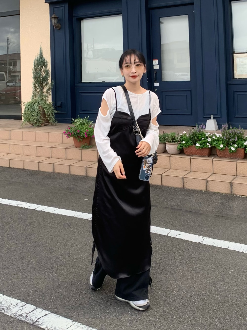 ブラック系のワンピース、その他のスニーカー、その他のスマホケース/カバーを着用したレディースの秋コーディネートの1枚目の写真