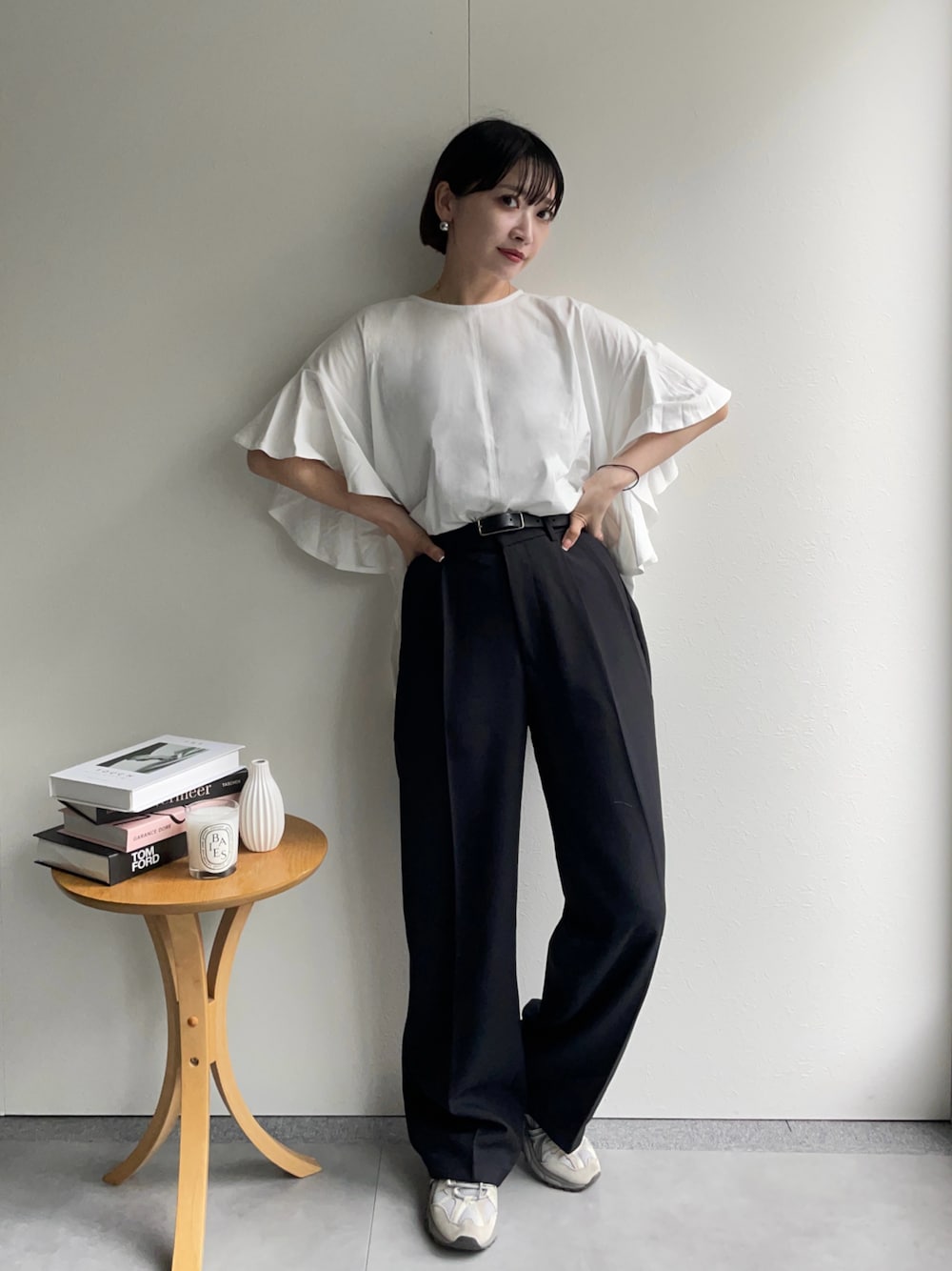 「シンプルコーデ、オトナ女子、夏、きれいめカジュアル、春カラー、オトナカワイイ、シンプルスタイル」｜「OPAQUE.CLIPのフリルフレアトップス【洗濯機洗い可】（Tシャツ/カットソー、ホワイト系）」を使った、𝙔𝙐𝙆𝙄さん（レディース・162cm）の春コーディネートの1枚目の写真