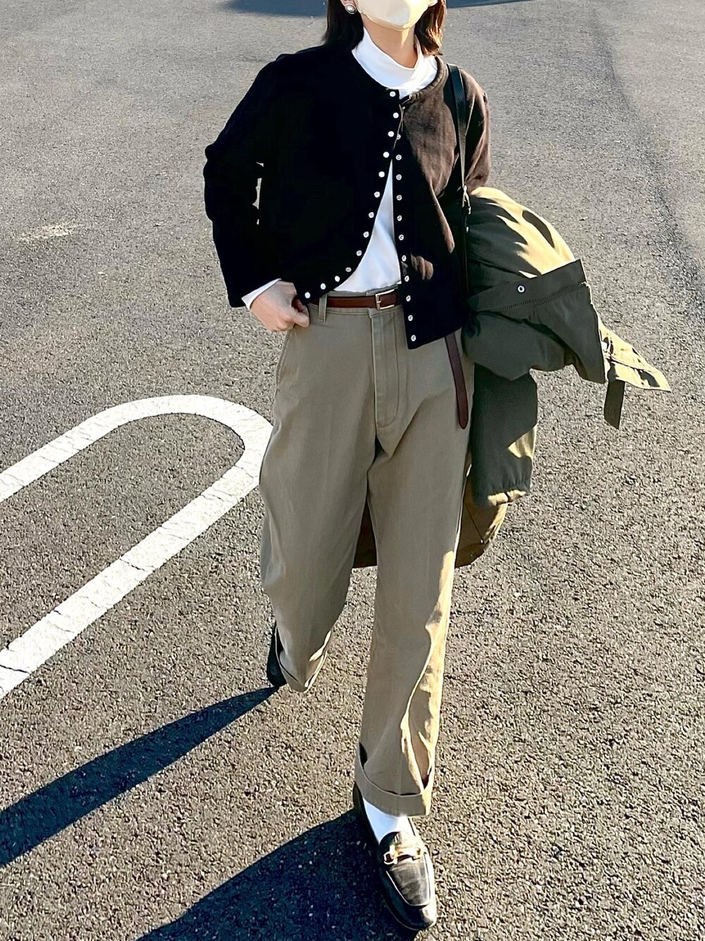 「休日スタイル、ゆるコーデ、オトナカジュアル、オトナ女子、カジュアル、カーディガン」｜「agnes b.のM001 CARDIGAN カーディガンプレッション（カーディガン/ボレロ、ブラック系）」を使った、𝙔𝙐𝙆𝙄さん（レディース・162cm）の冬コーディネートの1枚目の写真