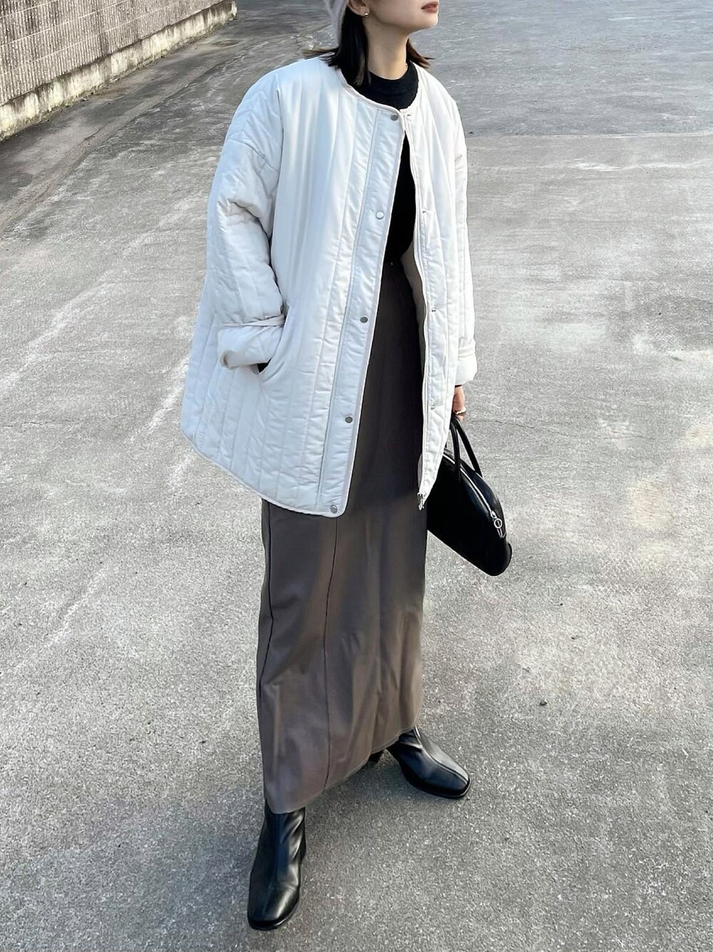 「秋のコーデ、秋冬コーデ、レザースカート、大人ガーリー、ビッグシルエット、着回しコーデ、きれいめカジュアル」｜「ANGIEのキルティングノーカラーミドルコート（ノーカラーコート、ホワイト系）」を使った、𝙔𝙐𝙆𝙄さん（レディース・162cm）の秋コーディネートの1枚目の写真