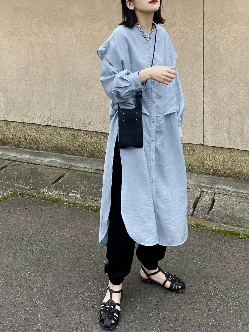 「大人カジュアル、春カラー、シンプル、きれいめカジュアル、おしゃれさんと繋がりたい、ootd」｜「Bonjour Saganのバンドカラーデザインシャツワンピース（ワンピース、ブルー系）」を使った、𝙔𝙐𝙆𝙄さん（レディース・162cm）の春コーディネートの1枚目の写真