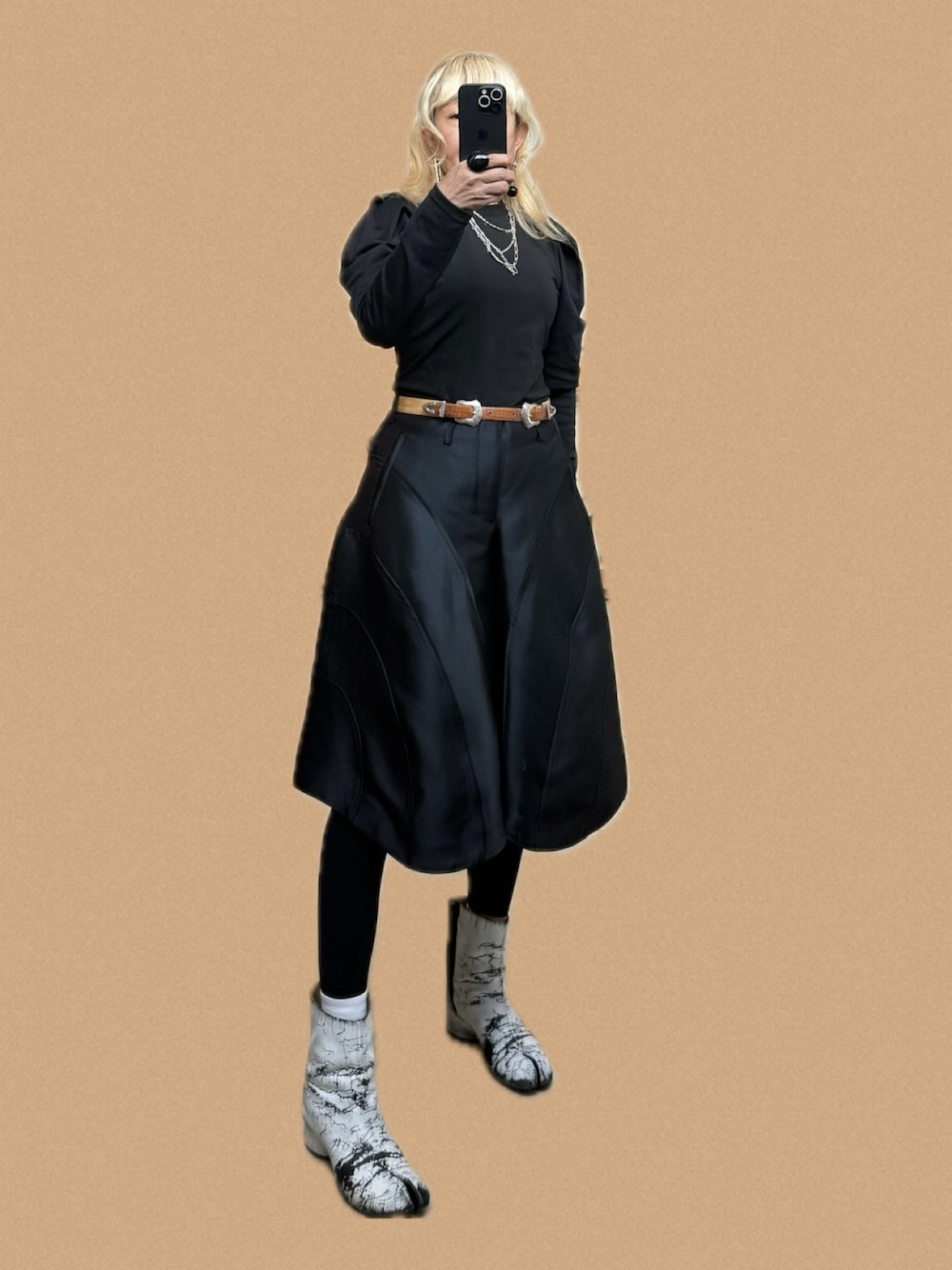 「66才」｜「Maison Margielaのアイテム（ブーツ、ホワイト系）」を使った、藤原 弘子さん（レディース・153cm）の春コーディネートの1枚目の写真