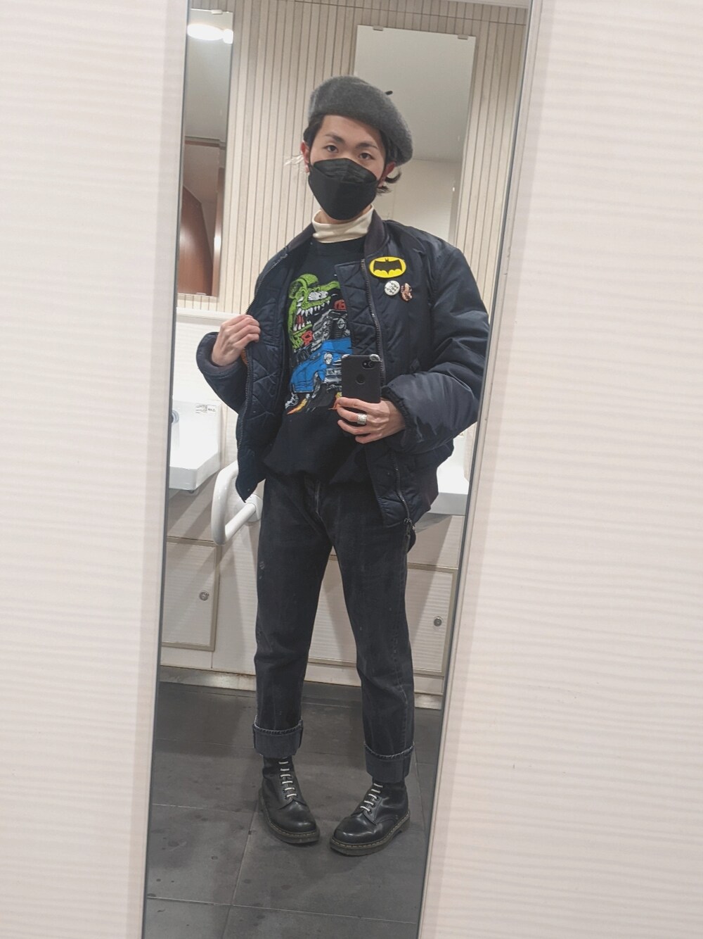 「オトナカジュアル、おしゃれさんと繋がりたい、デニム、punk、oioi、細身、ワントーンコーデ、古着、古着MIX、古着コーデ、MA-1、Levi's、skins、リーバイス、Dr.Martens」｜「Levi'sのアイテム（デニムパンツ、ブラック系）」を使った、SANNPEIさん（メンズ・160cm）の冬コーディネートの1枚目の写真