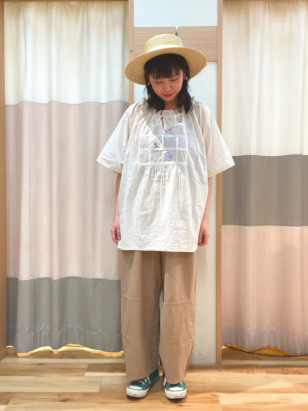 「Samansa Mos2、ナチュラル、花刺繍、チュニック、パンツスタイル、カンカン帽」｜「Samansa Mos2の製品染めバイオ加工切替パンツ（その他パンツ、ベージュ系）」を使った、＊おたみ＊さん（レディース・163cm）の春コーディネートの1枚目の写真