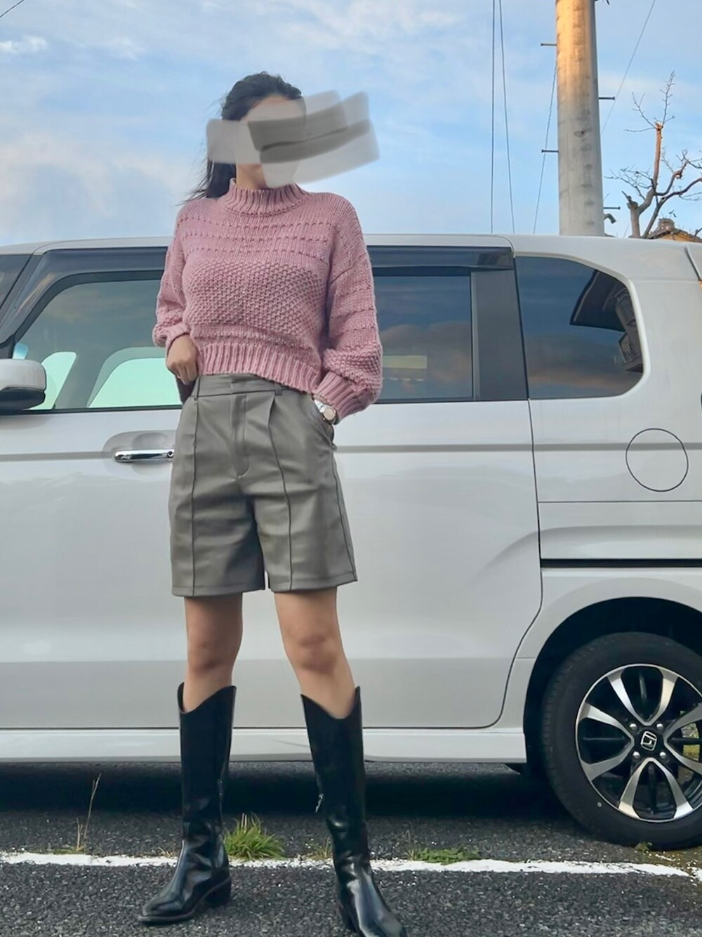 「ハープパンツ、お出かけコーデ、ゆるコーデ、ロングブーツ、ピンクニット、カーキ、ブーツスタイル、カラーコーデ、カラーニット、ニットコーデ、ショートパンツ」｜「GUのアイテム（カーゴパンツ、グリーン系）」を使った、本月さん（レディース・167cm）の秋コーディネートの1枚目の写真