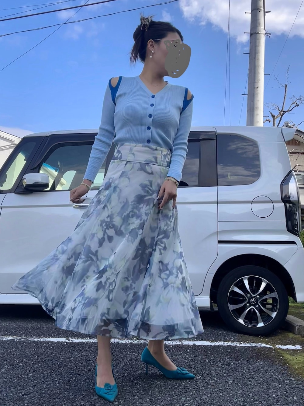 ブルー系のトップス、パープル系のスカート、ブルー系のパンプスを着用したレディースの秋コーディネートの1枚目の写真