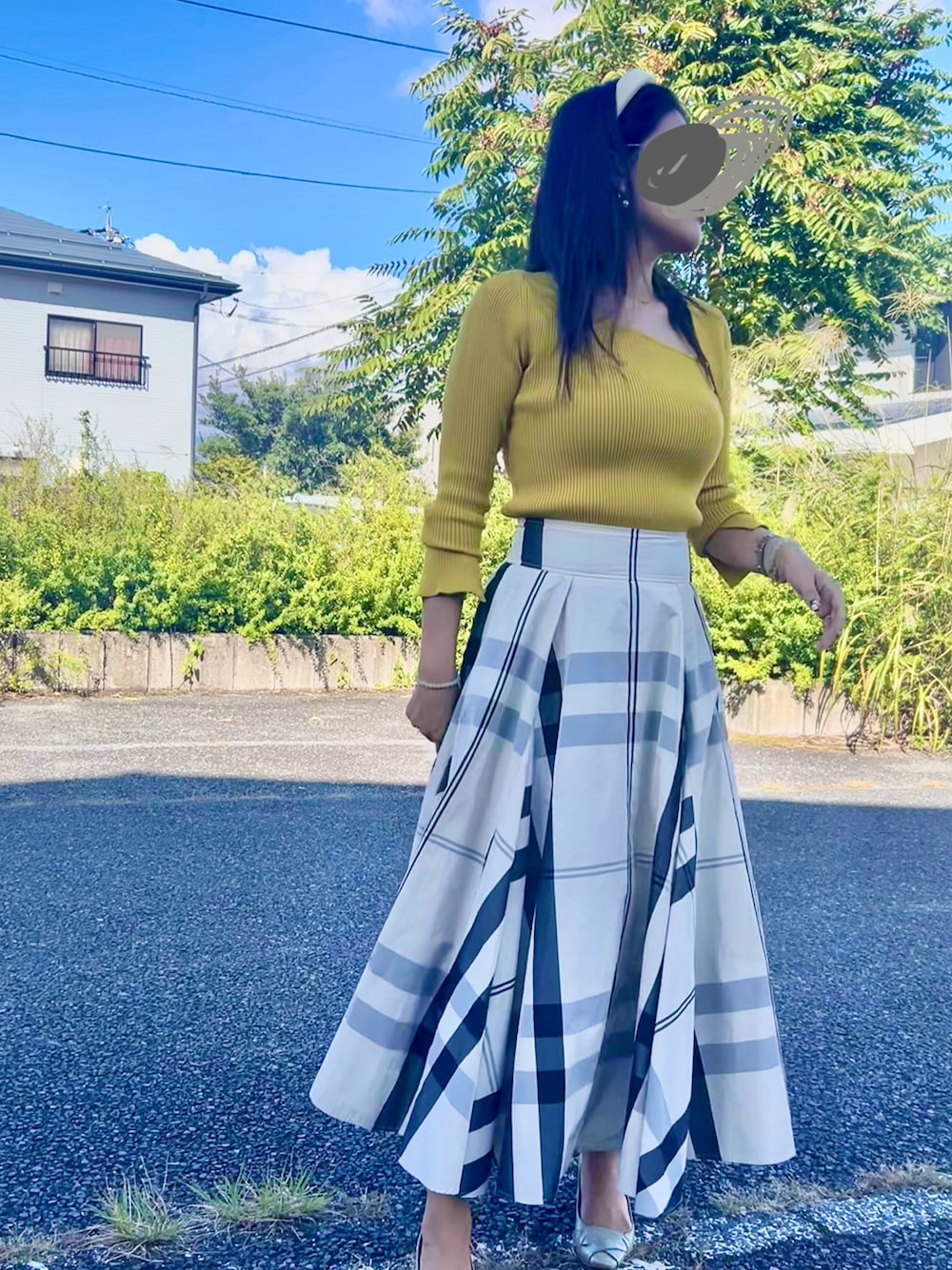 イエロー系のニット/セーター、その他のスカートを着用したレディースの秋コーディネートの1枚目の写真