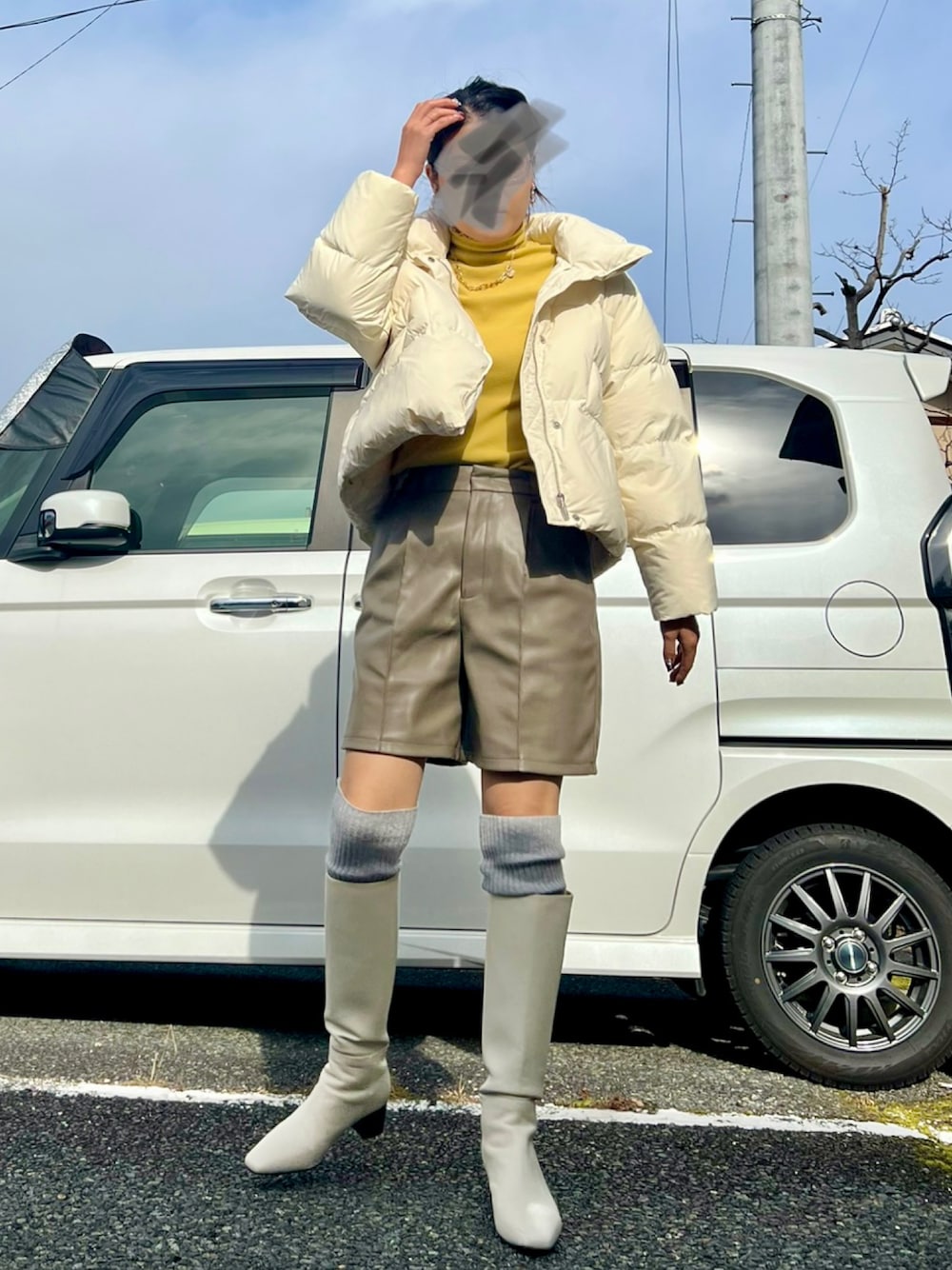 「冬のコーデ、シンプルコーデ、お出かけコーデ、ハーフパンツ、ロングブーツ、ホワイトブーツ、ダウンジャケット、ダウンコーデ、タートルネック、イエロー、シンプル、カラー×コーデ、高身長女子、韓国ファッション」｜「SNIDELの２wayショートダウン（その他アウター、ホワイト系）」を使った、本月さん（レディース・167cm）の冬コーディネートの1枚目の写真