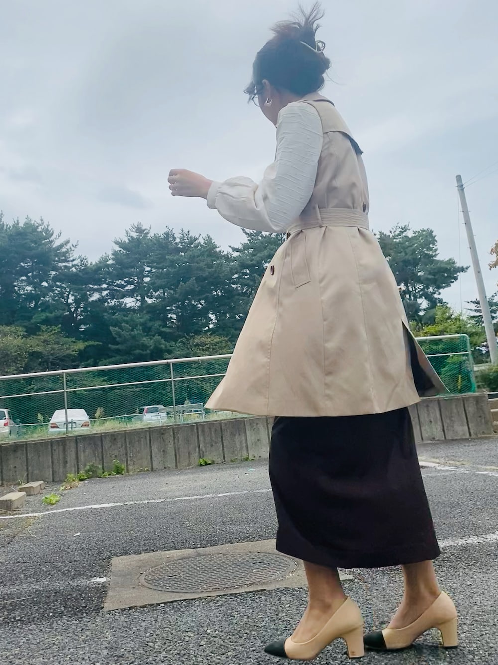 「秋コーデ、シンプルコーデ、大人カジュアル、秋カラー、ベージュ、トレンチコート、秋色、ロングスカート、シャツスタイル、袖ボリューム、ブラウン、タイトスカート」｜「MOUSSYのSLEEVELESS TRENCH コート（トレンチコート、ベージュ系）」を使った、本月さん（レディース・167cm）の秋コーディネートの1枚目の写真