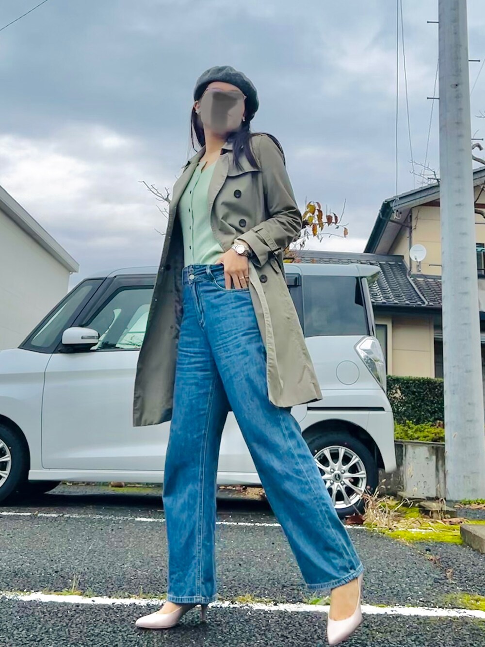 「カジュアルコーデ、着回しコーデ、ベレー帽、休日スタイル、レイヤードスタイル、雨の日コーデ、デニムパンツ、チェスターコート、グリーン、グレー×ピンク」｜「DIANAのアイテム（パンプス、ピンク系）」を使った、本月さん（レディース・167cm）の秋コーディネートの1枚目の写真