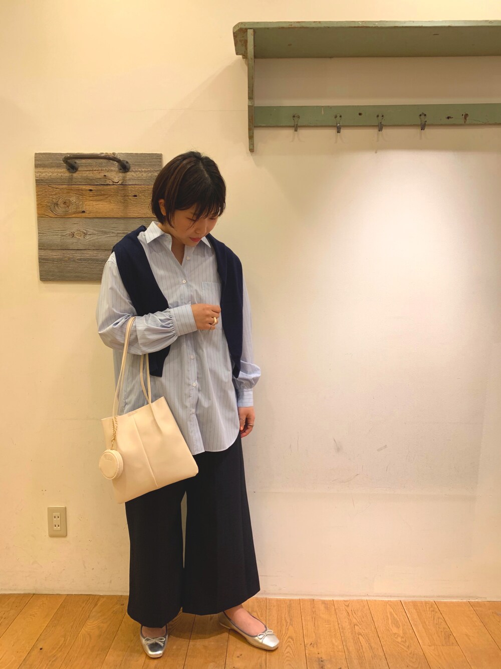 ブルー系のカーディガン/ボレロ、ブルー系のシャツ/ブラウス、ブルー系のパンツを着用したレディースの春コーディネートの1枚目の写真