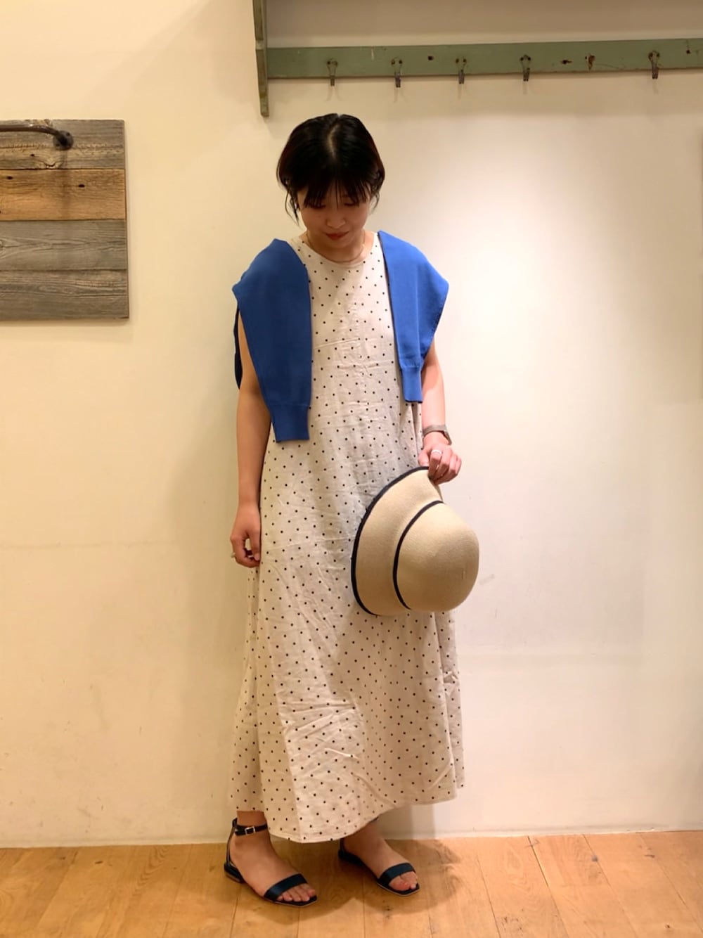 「SM2olohuoneエスパル福島店、テチチ(Te chichi)、テチチ、Techichi、Te chichi(Te chichi)、ドット、ワンピース、ノースリーブワンピース、ノースリーブ、ブルー、カーディガン、カーディガン肩かけ、お出かけコーデ、ロングワンピース、ベージュ」｜「Te chichiのストラップフラットサンダル（サンダル、グリーン系）」を使った、akitsuさん（レディース・162cm）の夏コーディネートの1枚目の写真