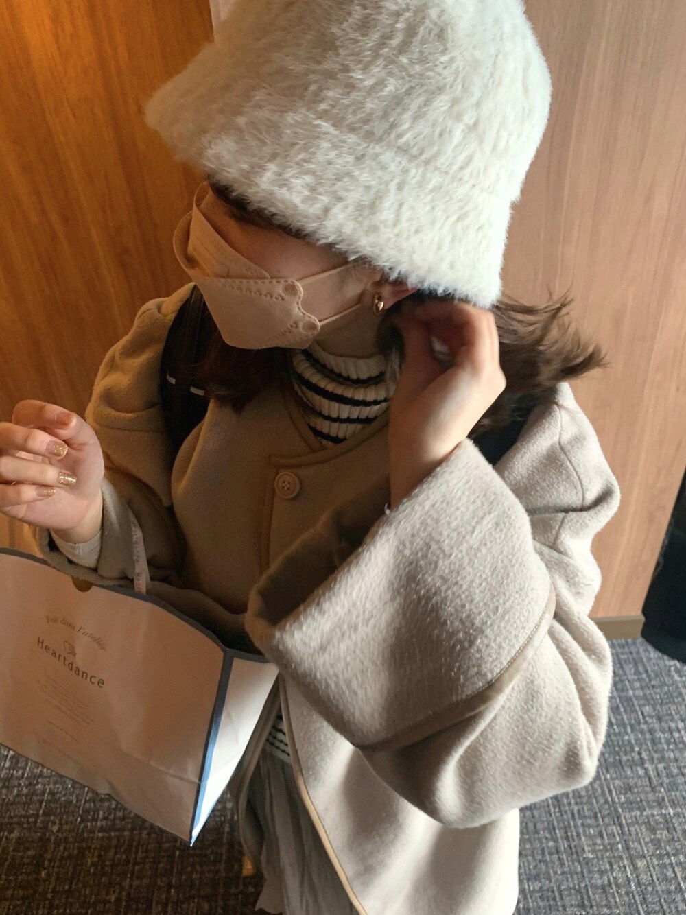 「私の推しブランド、おしゃれさんと繋がりたい、低身長コーデ、ハットコーデ、ハット、ホワイトコーデ、ゆるコーデ、モノトーンコーデ、ホワイトニット、ボーダーニット、ボーダー、ボリューム袖、ロングスカート、ロングコート、パイピングコート」｜「Kastaneのボアベストセットパイピングコート（ムートンコート、ホワイト系）」を使った、soiさん（レディース・154cm）の冬コーディネートの1枚目の写真