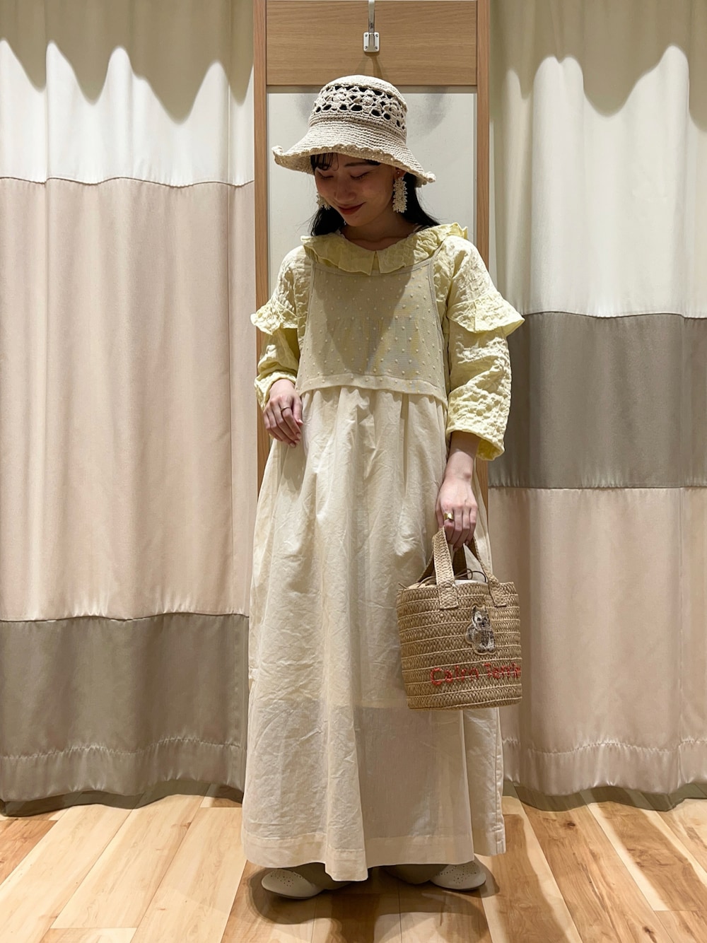 ホワイト系のTシャツ/カットソー、イエロー系のシャツ/ブラウス、ホワイト系のワンピースを着用したレディースの春コーディネートの1枚目の写真