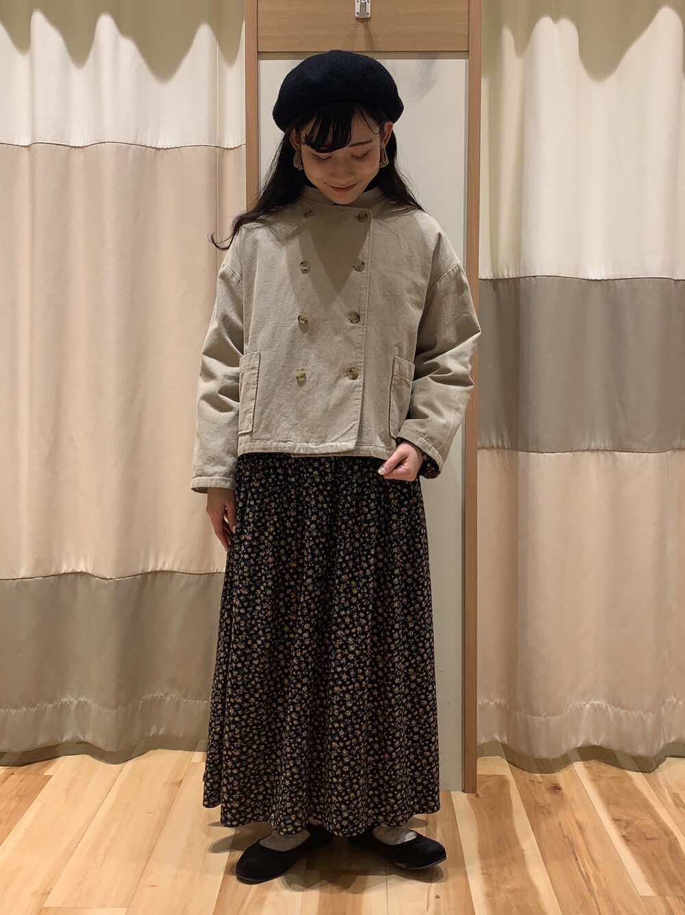「サマンサ モスモス(Samansa Mos2)、SM2、低身長、ゆるコーデ、春コーデ、ラクチンコーデ、大人ガーリー、レイヤードスタイル、春アウター、ジャケット、ダブルボタン、ワンピース、ブラック、花柄、ベレー帽」｜「Samansa Mos2のウールバスクベレー（ハンチング/ベレー帽、ブラック系）」を使った、ミズキさん（レディース・153cm）の冬コーディネートの1枚目の写真
