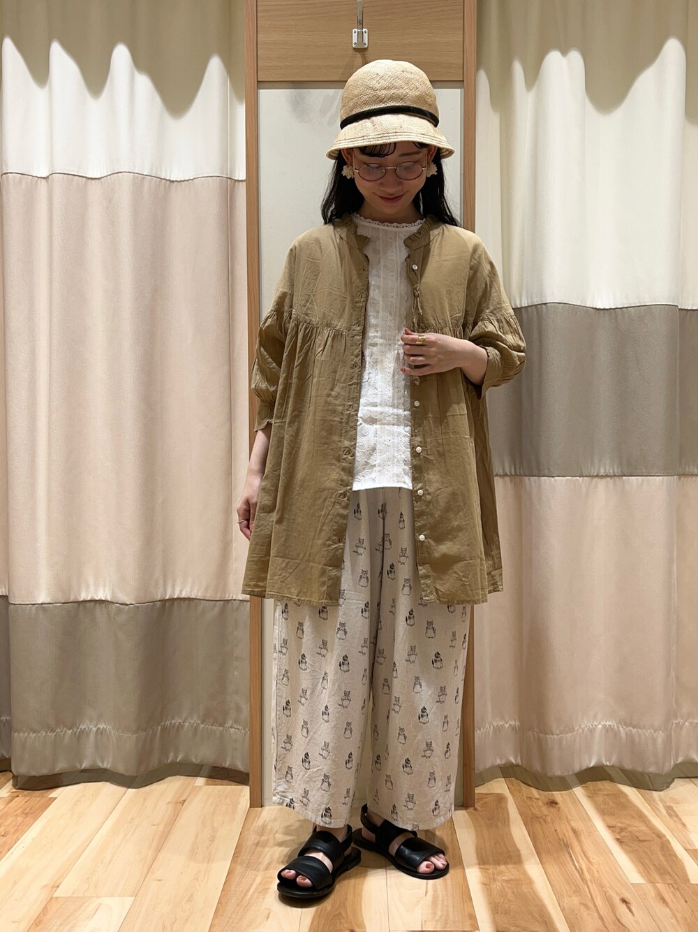 ホワイト系のシャツ/ブラウス、ベージュ系のシャツ/ブラウス、ホワイト系のその他パンツを着用したレディースの春コーディネートの1枚目の写真