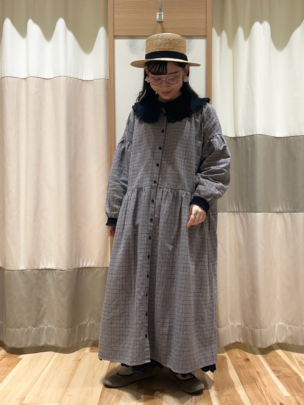 ブラック系のシャツ/ブラウス、ブラック系のワンピース、ブラック系のスカートを着用したレディースの冬コーディネートの1枚目の写真