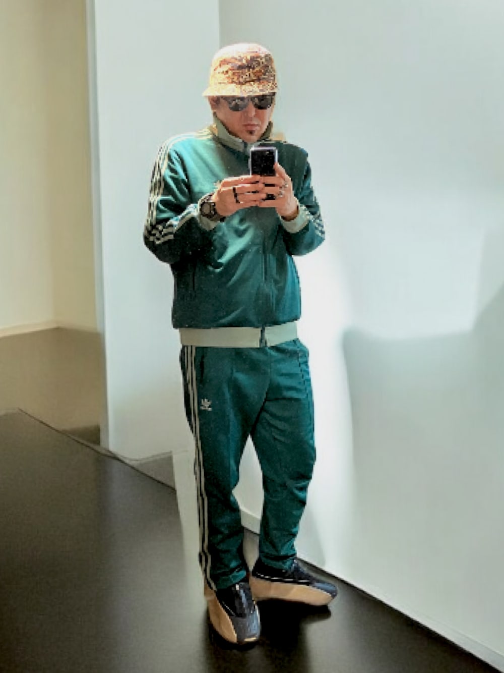 「休日コーデ、大人カジュアル、おでかけコーデ、今日のコーデ、シンプルスタイル、スニーカー、adidas、i-tal collective、トランスparty使用、セットアップ、グリーン、トラックパンツ、トラックジャケット」｜「adidas Originalsのアイテム（その他パンツ、グリーン系）」を使った、@BORENARさん（メンズ・175cm）の冬コーディネートの1枚目の写真