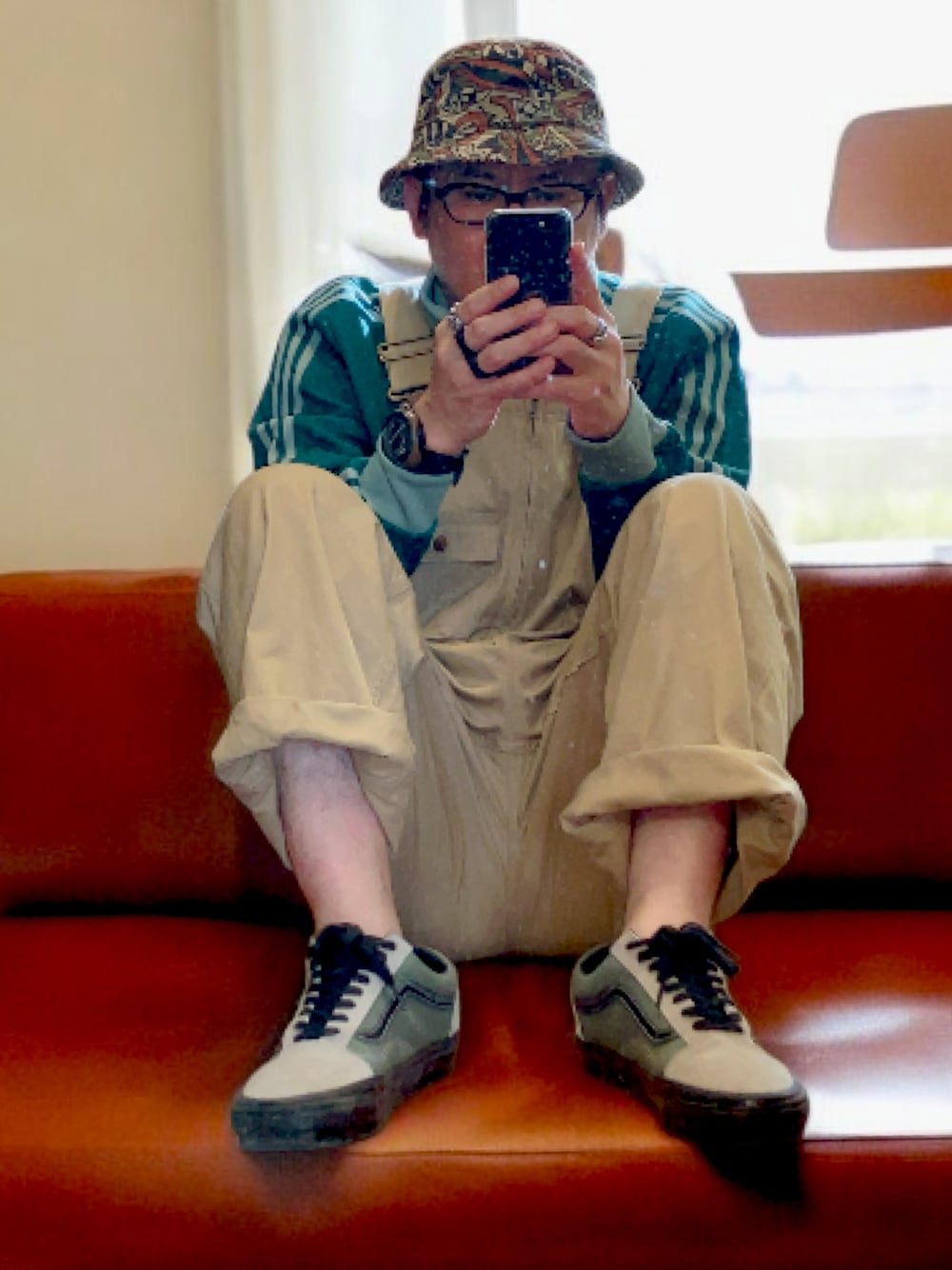 「おでかけコーデ、オトナカジュアル、着回しコーデ、スポーツミックス、グリーン、ストリート、オーバーオール、vans old school、ハツト、眼鏡、adidas、Dickies、トランスparty使用、トラックジャケット」｜「VANS old schoolのvans old school （スニーカー、グリーン系）」を使った、@BORENARさん（メンズ・175cm）の冬コーディネートの1枚目の写真