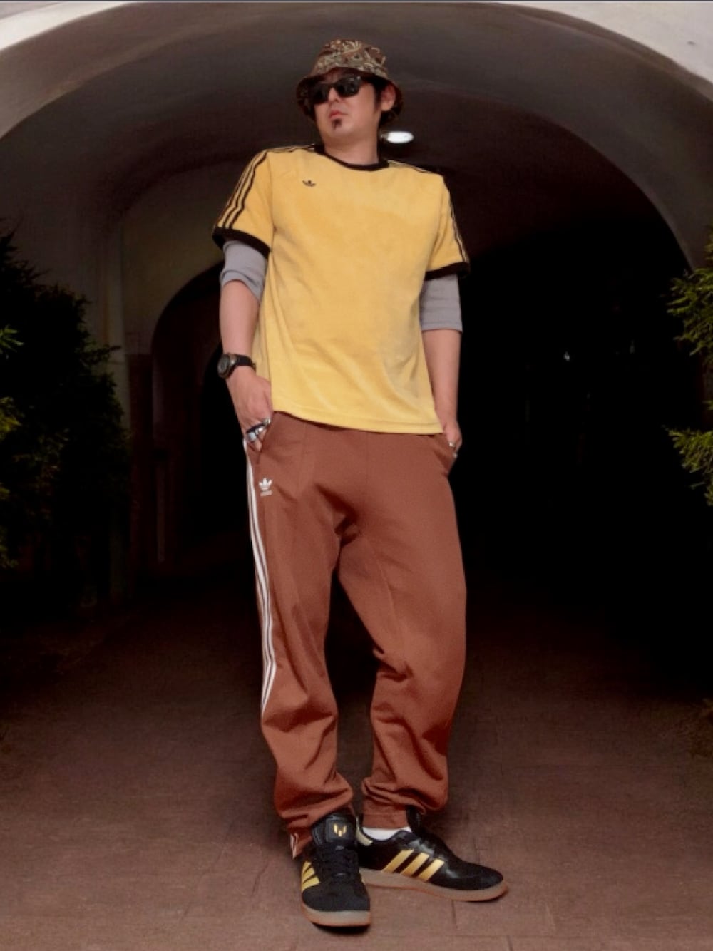 「adidas、adidas originals、メンズファッション、大人カジュアル、ストリート、スニーカー、シンプルコーデ、ゆるコーデ、トラックパンツ、バケットハット、今日のコーデ、サンバメッシ、Tシャツ、ジャージ、i-tal collective」｜「adidas Originalsのadidasベッケンバウアー（その他パンツ、ブラウン系）」を使った、@BORENARさん（メンズ・175cm）の春コーディネートの1枚目の写真