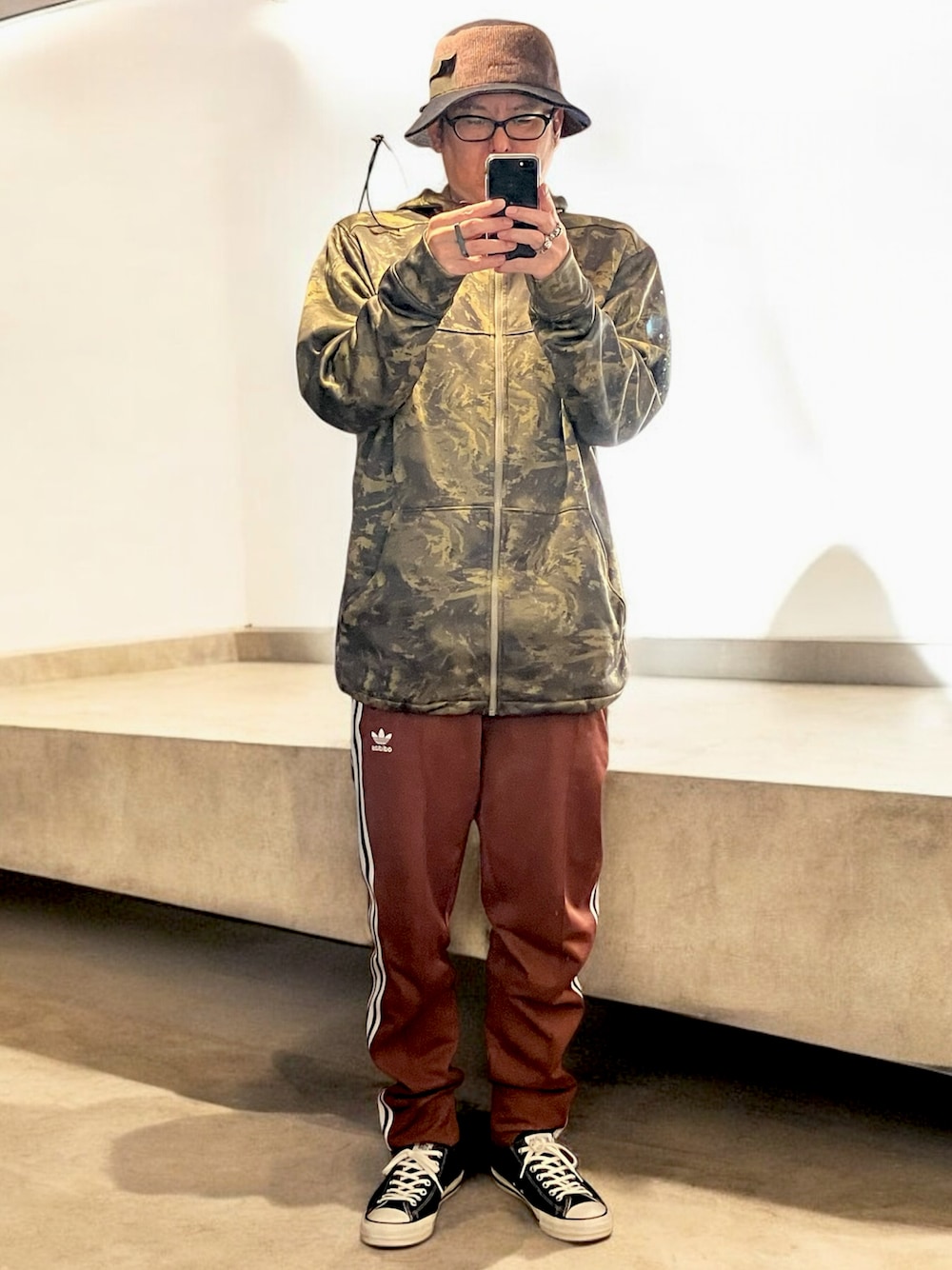 「今日のコーデ、ストリート、ブラウン、スニーカー、おしゃれさんと繋がりたい、休日スタイル、adidas originals、迷彩、冬コーデ、converse、トランスparty使用、instagram」｜「CONVERSE ALL STARのconverse オールスターox us（スニーカー、ブラック系）」を使った、@BORENARさん（メンズ・175cm）の冬コーディネートの1枚目の写真