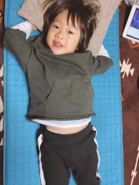 「ストライプパンツ」｜「アイテム（スウェットパンツ）」を使った、ぺこ米さん（キッズ・90cm）の秋コーディネート