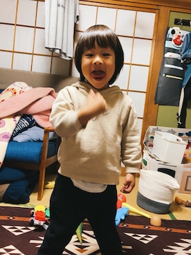 「ロゴパーカー」｜「アイテム（スウェットパンツ）」を使った、ぺこ米さん（キッズ・90cm）の秋コーディネート