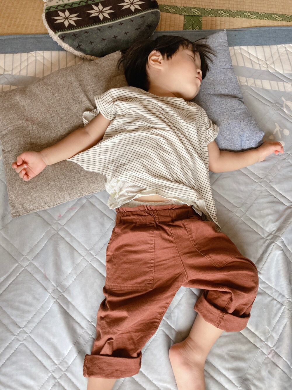 その他のTシャツ/カットソー、レッド系のその他パンツを着用したキッズの夏コーディネートの1枚目の写真