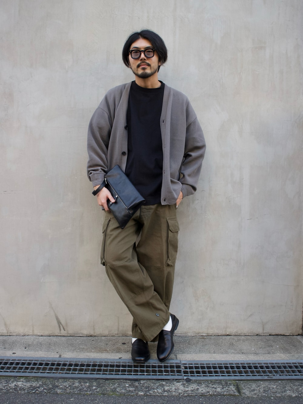 「古着MIX、シンプルコーデ、休日コーデ、オトナカジュアル、カーディガン、カーゴパンツ、革靴、スリッポン、レザーシューズ、きれいめカジュアル」｜「FORTUNA HOMMEのFORTUNAHOMME MeshKnit Cardigan（カーディガン/ボレロ、ベージュ系）」を使った、明賀健太さん（メンズ・178cm）の春コーディネートの1枚目の写真