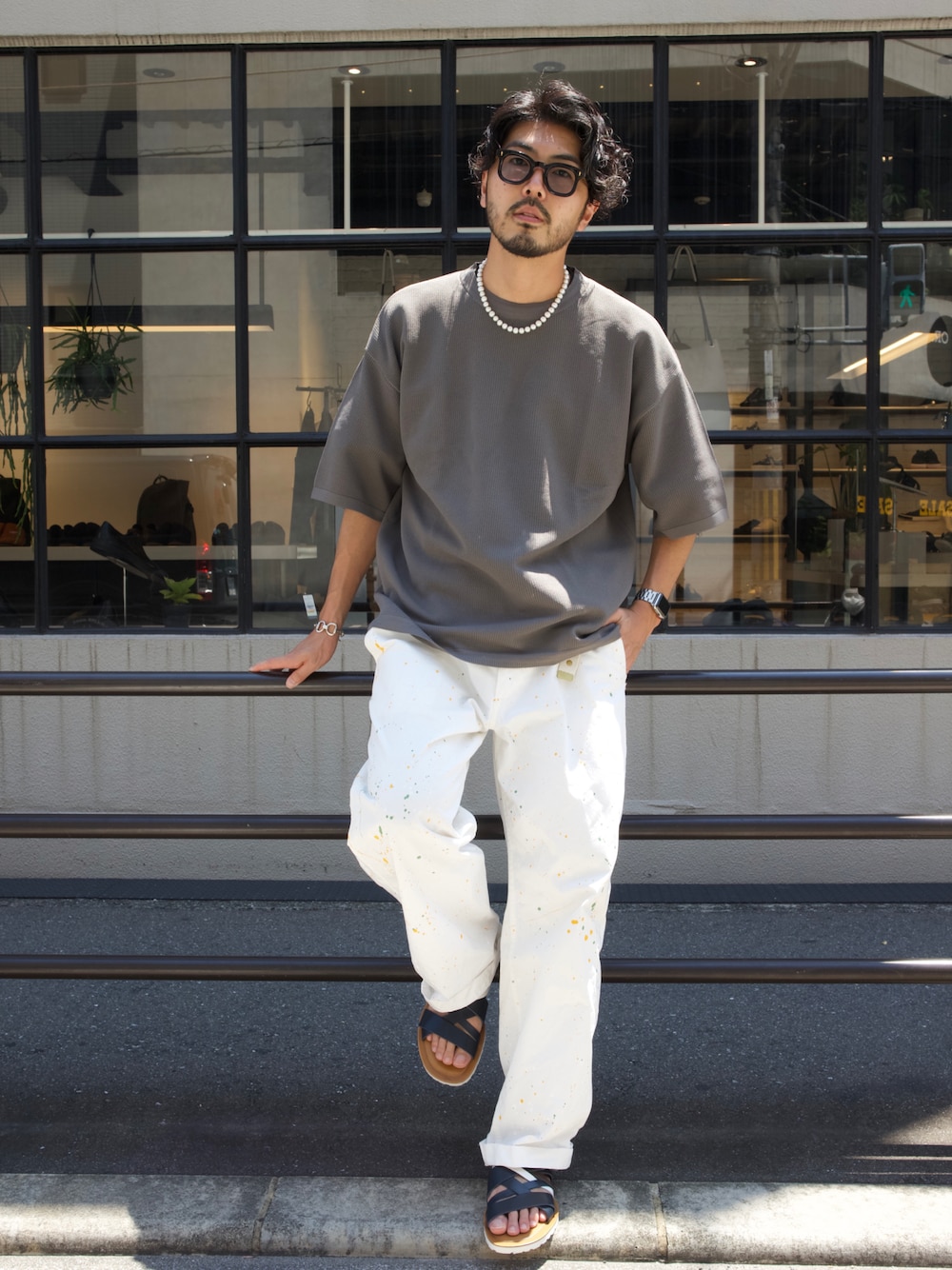 「アツいコーデ全部見せ、夏コーデ、休日スタイル、シンプルコーデ、サンダル、きれいめカジュアル、大人カジュアル、白パンツ、ワイドパンツ、ニットTシャツ、サマーニット、メガネ男子、シルバーアクセサリー」｜「MASTER&Coの【MASTER&CO】ペイント ワイド チノパンツ（チノパンツ、ホワイト系）」を使った、明賀健太さん（メンズ・178cm）の夏コーディネートの1枚目の写真