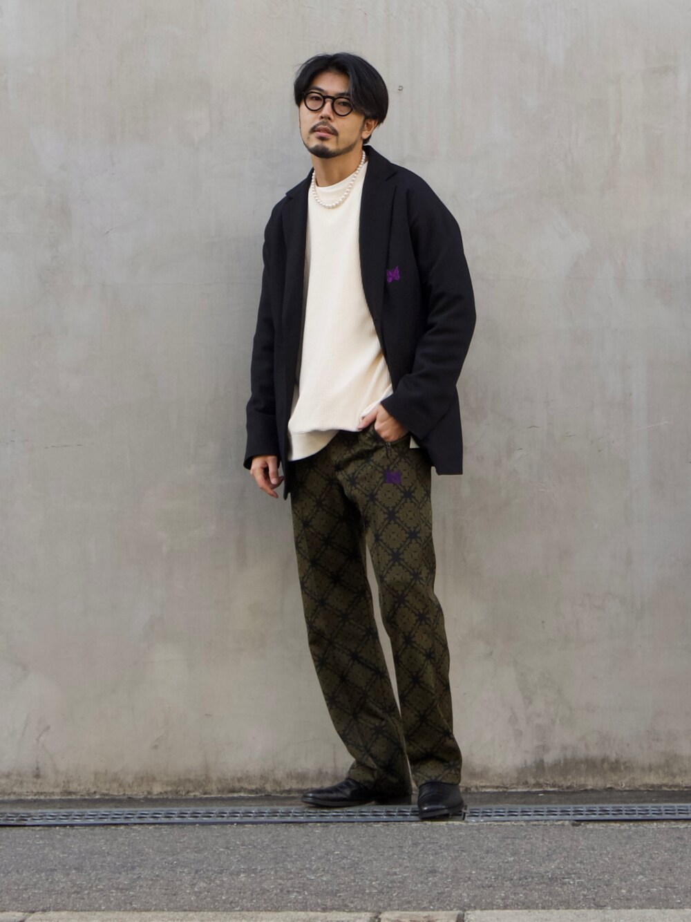 「柄パンツ、ブーツ、ジャケット、ジャケットスタイル、テーラードジャケット、トラックパンツ、ジャケパン、メガネ男子、ブーツスタイル、オトナカジュアル、きれいめカジュアル、シンプルコーデ、秋冬コーデ、オーバーサイズ、ビッグシルエット」｜「alfredoBANNISTERのスクエアトゥ サイドジップ ヒールブーツ（ブーツ、ブラック系）」を使った、明賀健太さん（メンズ・178cm）の冬コーディネートの1枚目の写真