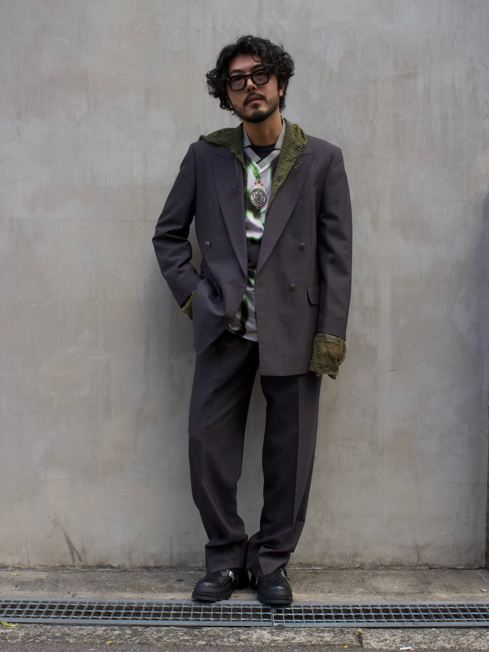 ブラック系のスニーカー、ブルー系のスニーカー、ゴールド系のスニーカーを着用したメンズの冬コーディネートの1枚目の写真