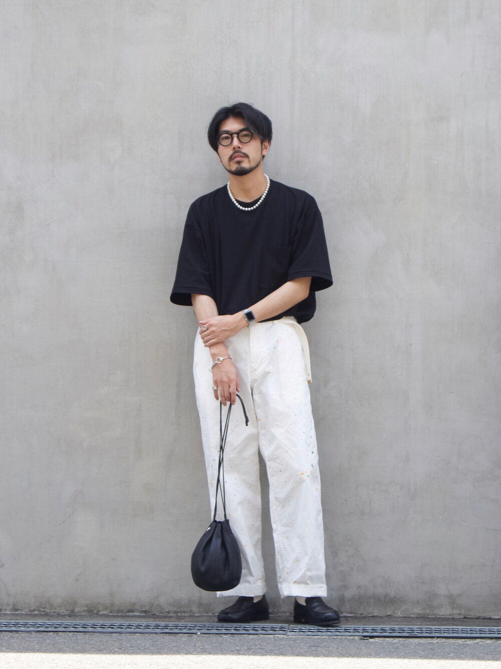 「ラフコーデ、Ｔシャツ、ビッグT、ビッグシルエット、黒Tシャツ、夏だ！Tシャツ着よう！、ワイドパンツ、ペイント、モノトーン、モノトーンコーデ、ローファー、革靴、メガネ男子、ミニバッグ、巾着バッグ」｜「FORTUNA HOMMEのFORTUNAHOMME Supima Higauge Pont-Tee（Tシャツ/カットソー、ブラック系）」を使った、明賀健太さん（メンズ・178cm）の夏コーディネートの1枚目の写真