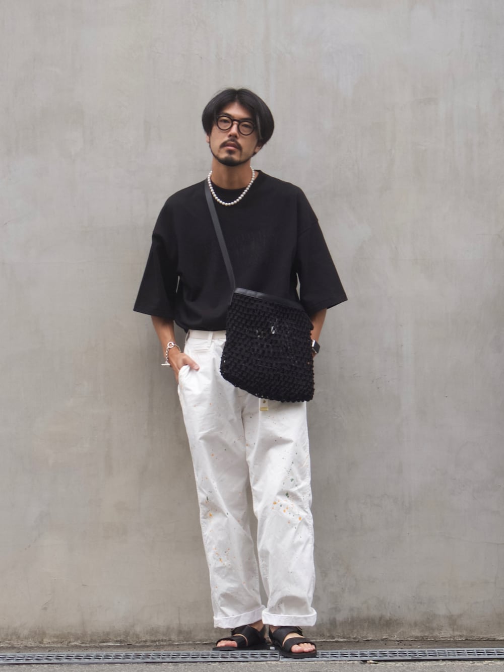 「モノトーン、白パンツ、黒Tシャツ、ペイントパンツ、メガネ男子、シルバーアクセサリー、サンダル、夏だ！Tシャツ着よう！、ビッグシルエット、ワイドパンツ、チノパン、夏コーデ、オトナカジュアル、きれいめカジュアル、パールネックレス」｜「MAISON N.H PARISのMAISON NH PARIS GOA MEDIUM（トートバッグ、ブラック系）」を使った、明賀健太さん（メンズ・178cm）の夏コーディネートの1枚目の写真