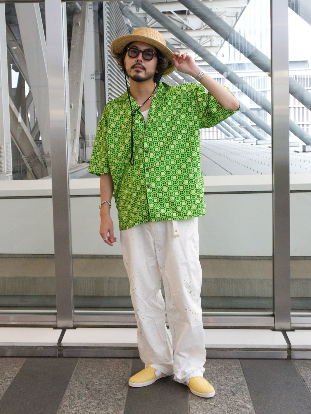 「夏ルックで気分アップ、サングラス、オープンカラーシャツ、メンズコーデ、柄シャツ、白パンツ、スリッポン、テーマパークコーデ、きれいめカジュアル、夏コーデ、サンダル、プチプラ、むぎわら帽子、夏ファッション、アロハシャツ」｜「berevereの【berevere別注】エラスティック サマースリッポン（スリッポン、イエロー系）」を使った、明賀健太さん（メンズ・178cm）の夏コーディネートの1枚目の写真