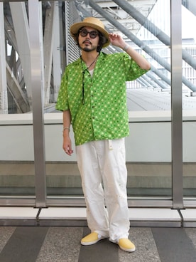 「アイテム（スリッポン、イエロー系）」を使った、明賀健太さん（メンズ・178cm）の夏コーディネート