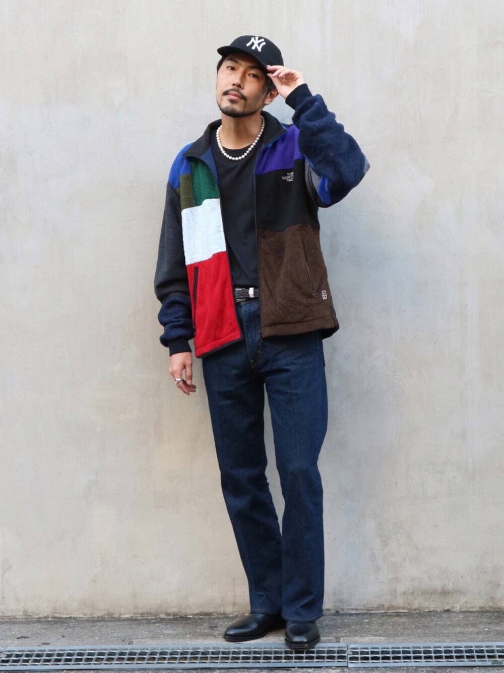 「ビッグシルエット、フレアパンツ、秋服、フレアデニム、プチプラ、韓国ファッション、秋コーデ、リメイク、ブーツ、サイドゴアブーツ、チェルシーブーツ、デニム、タックイン、古着コーデ、フリース」｜「alfredoBANNISTERのグットイヤーウェルト チェルシブーツ（ブーツ、ブラック系）」を使った、明賀健太さん（メンズ・178cm）の秋コーディネートの1枚目の写真