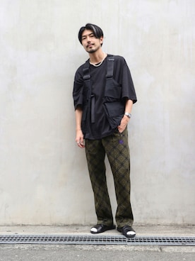 「黒Tシャツ」｜「アイテム（ベスト、ブラック系）」を使った、明賀健太さん（メンズ・178cm）の夏コーディネート