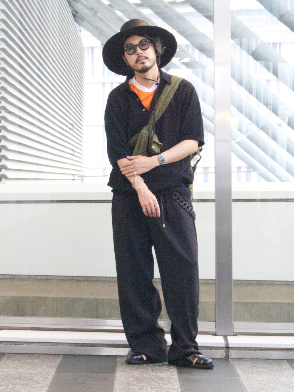 ブラック系のサンダルを着用したメンズの夏コーディネートの1枚目の写真