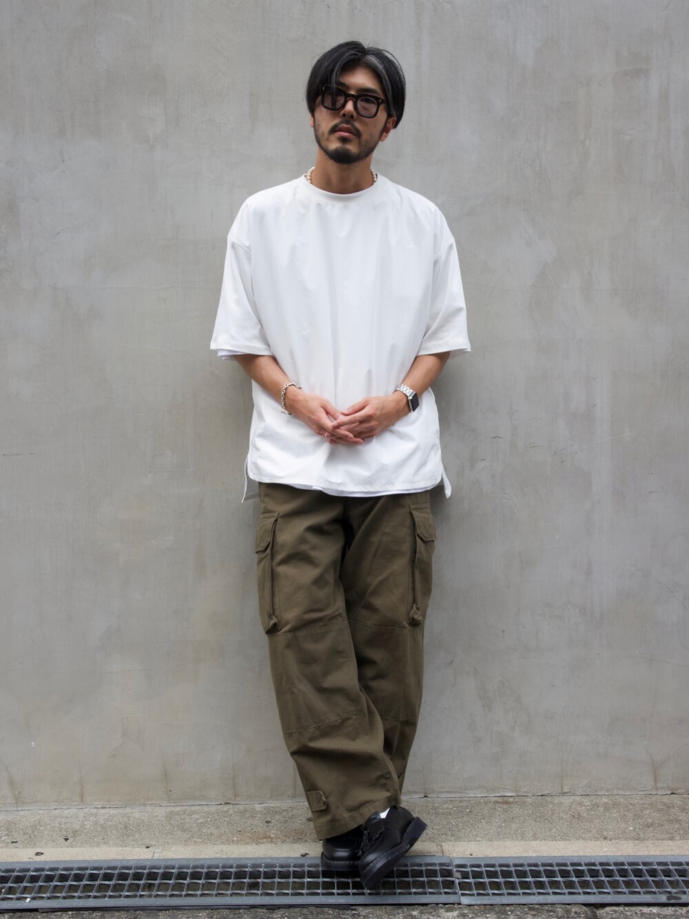 「ラバーシューズ、革靴、ローファー、スリッポン、タッセルローファー、カーゴパンツ、みんなの白Tフェス、白Tシャツ、ワイドパンツ、メガネ男子、きれいめカジュアル、シンプルコーデ、大人カジュアル、ZOZOセール2023夏」｜「FORTUNA HOMMEのFORTUNAHOMME Docking Ponti Tee（Tシャツ/カットソー、ホワイト系）」を使った、明賀健太さん（メンズ・178cm）の夏コーディネートの1枚目の写真