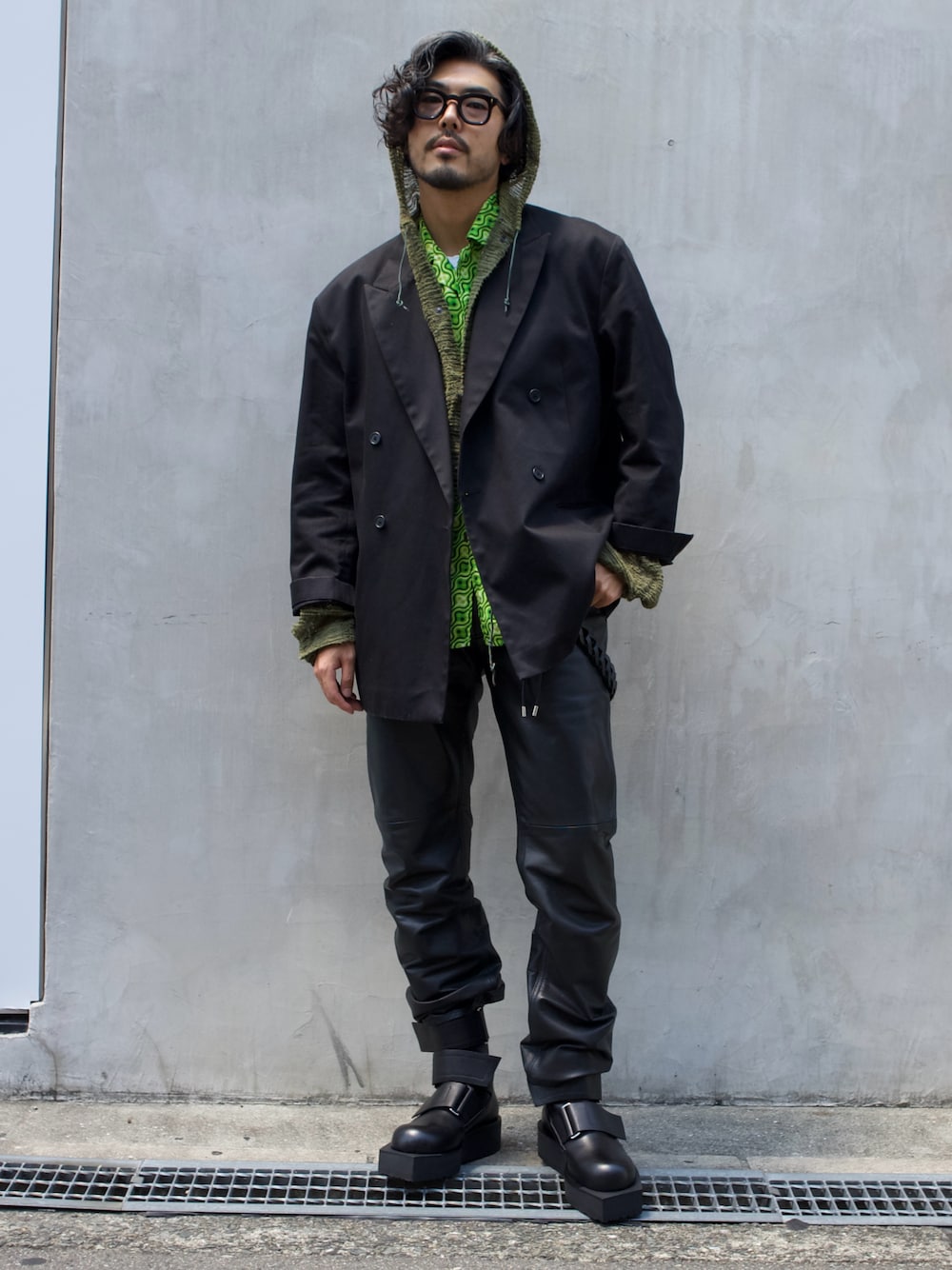 ブラック系のブーツ、レッド系のブーツを着用したメンズの夏コーディネートの1枚目の写真